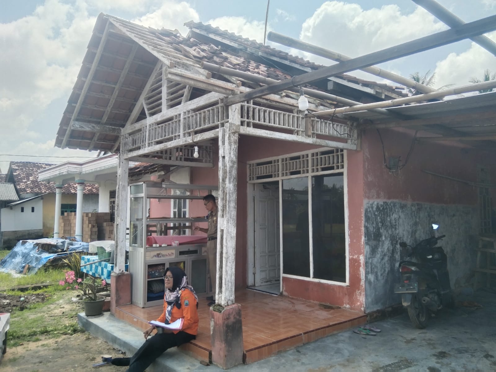 34 Rumah Rusak Diterjang Puting Beliung di Candipuro, BPBD Lamsel Bergerak Cepat